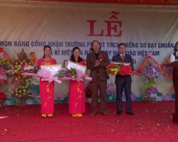 GDTrH. Trường PTDTBT THCS Chiềng Sơ, phòng Giáo dục và Đào tạo huyện Điện Biên Đông đón bằng công nhận đạt chuẩn quốc gia năm 2016.