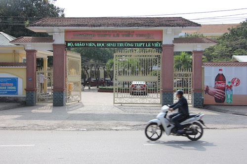 Giám thị chép bài thi vào tay bị khiển trách