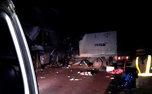 12 người gặp nạn khi xe tải đâm xe khách